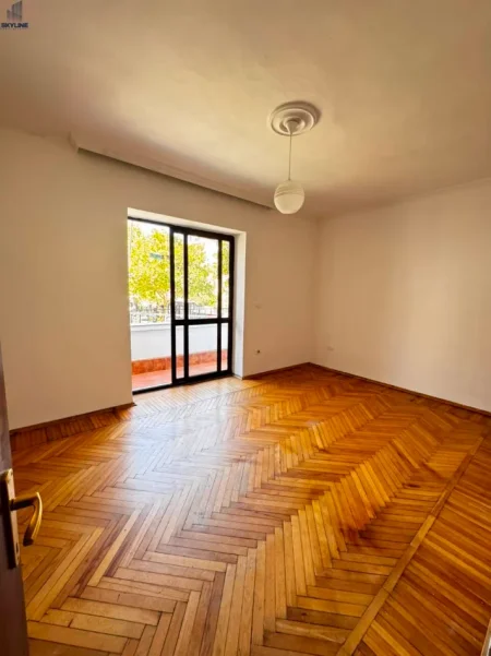 Tirane, jepet me qera ambjent biznesi Kati 2, 85 m² 800 € (Myslym Shyri)