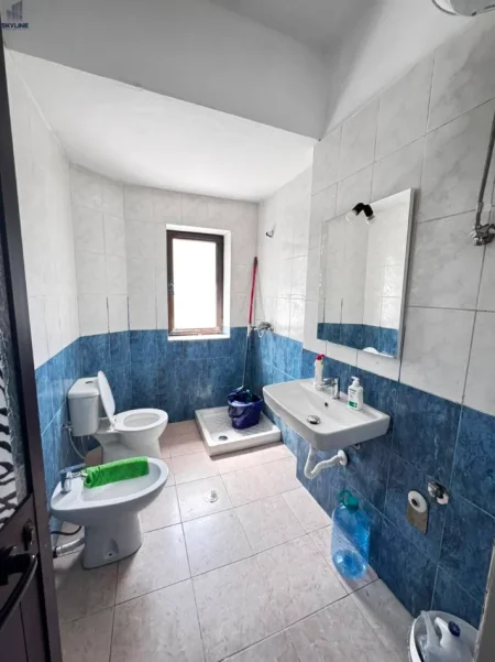 Tirane, jepet me qera ambjent biznesi Kati 2, 85 m² 800 € (Myslym Shyri)