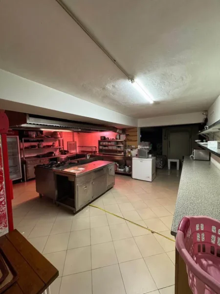 Tirane, jepet me qera bar-resorant Kati 0, 630 m² 1.600 € (Rruga Kokonozeve, Porcelan)