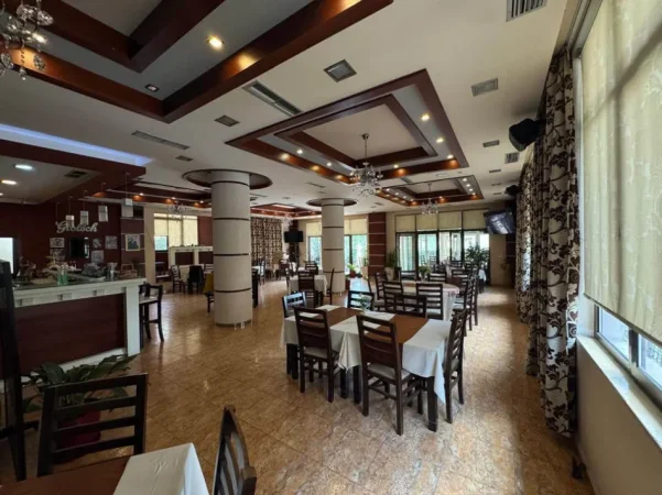 Tirane, jepet me qera bar-resorant Kati 0, 630 m² 1.600 € (Rruga Kokonozeve, Porcelan)