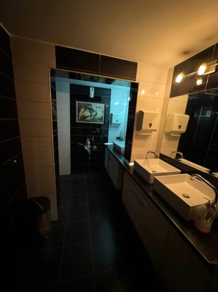 Tirane, jepet me qera bar-resorant Kati 0, 630 m² 1.600 € (Rruga Kokonozeve, Porcelan)