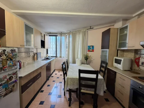 Tirane, shitet apartament 2+1 Kati 2, 77 m² 140.000 € (Oxhaku)