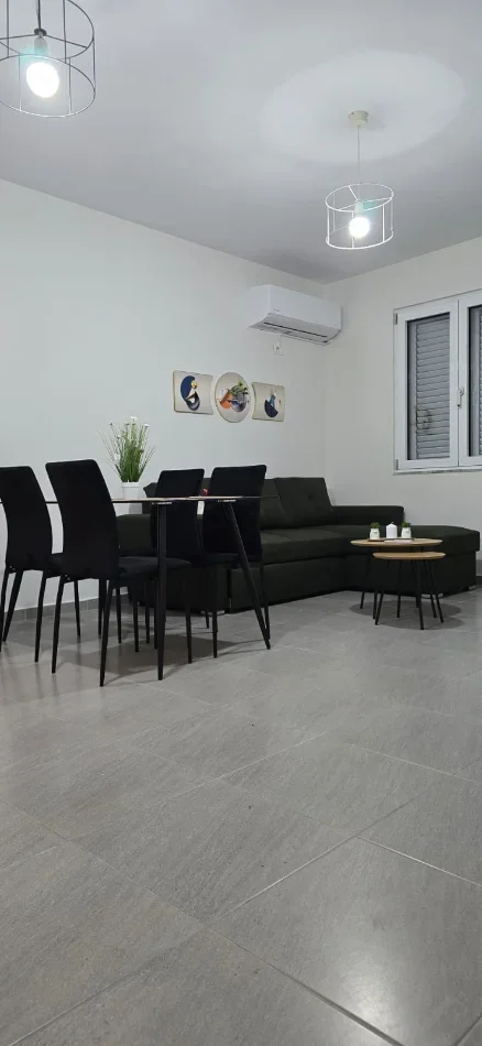 Tirane, jepet me qera apartament 1+1 Kati 2, 60 m² 520 € (Komuna e Parisit prane Kika 3)