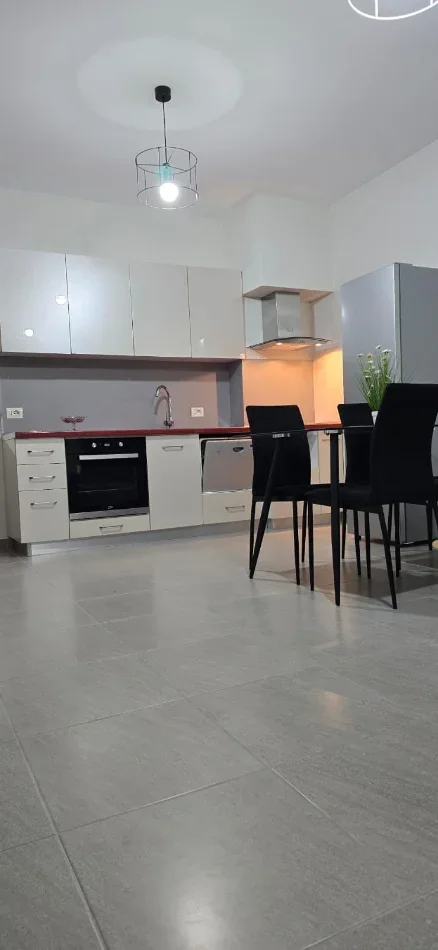 Tirane, jepet me qera apartament 1+1 Kati 2, 60 m² 520 € (Komuna e Parisit prane Kika 3)