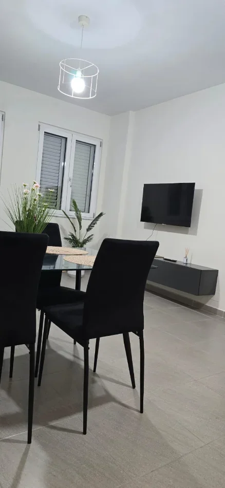 Tirane, jepet me qera apartament 1+1 Kati 2, 60 m² 520 € (Komuna e Parisit prane Kika 3)