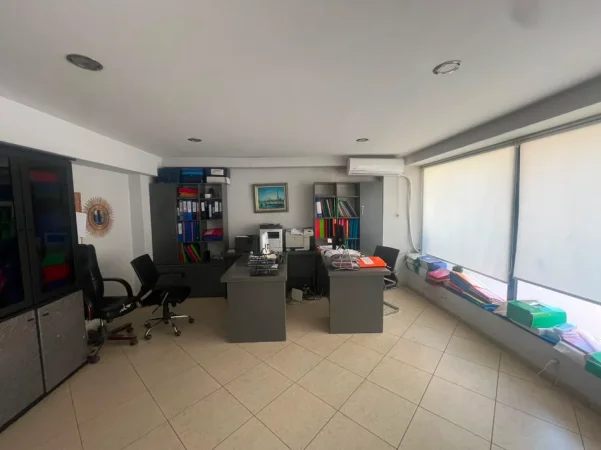 Tirane, shitet dyqan Kati 0, 60 m² 100.000 € (ali dem)