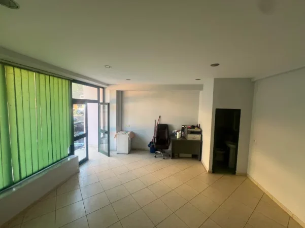 Tirane, shitet dyqan Kati 0, 60 m² 100.000 € (ali dem)