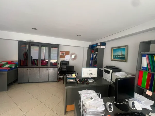 Tirane, shitet dyqan Kati 0, 60 m² 100.000 € (ali dem)