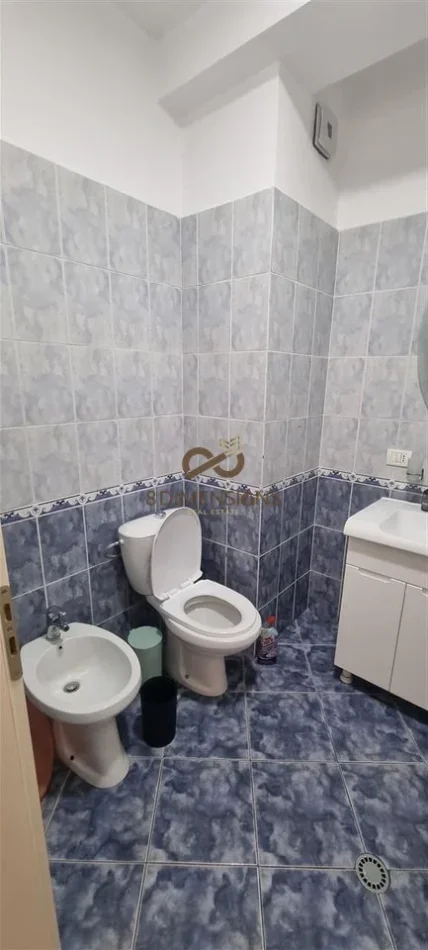 Jepet me qera Apartament 1+1 ne Selvi prane rruges 4 Deshmoret (D8241A-223)