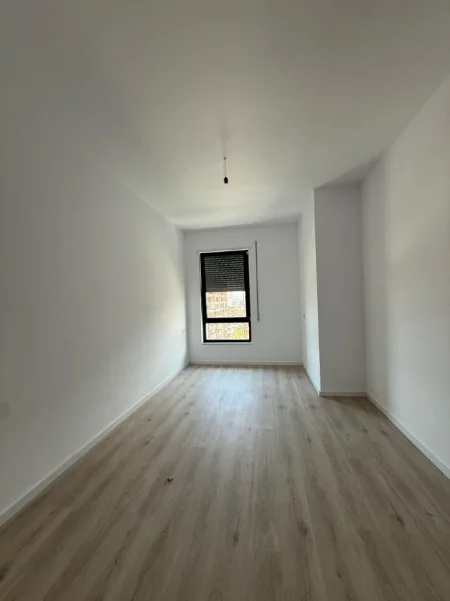 Tirane, jepet me qera apartament 2+1 , 95 m² 550 € (Rruga 5 Maji)