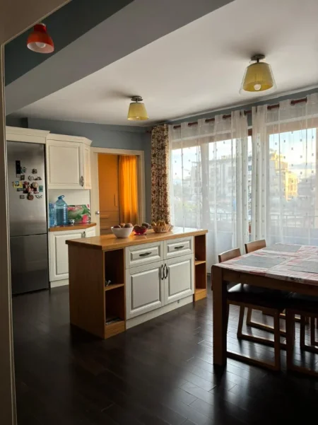 Tirane, jepet me qera apartament 3+1+Aneks+Ballkon Kati 6, 125 m² 1.000 € (rruga e durresit)