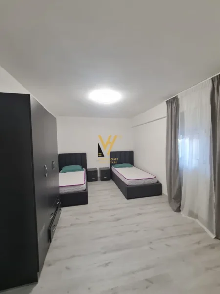 Tirane, jepet me qera apartament 2+1+Ballkon Kati 2, 134 m² 850 € (BLLOK)