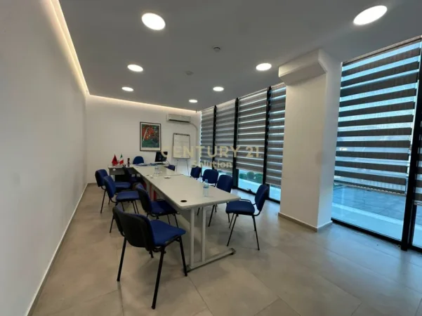 Tirane, shitet magazine Kati 0, 3.427 m² 2.700.000 € (kamez)