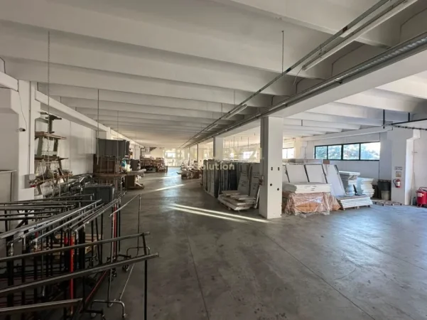 Tirane, shitet magazine Kati 0, 3.427 m² 2.700.000 € (kamez)