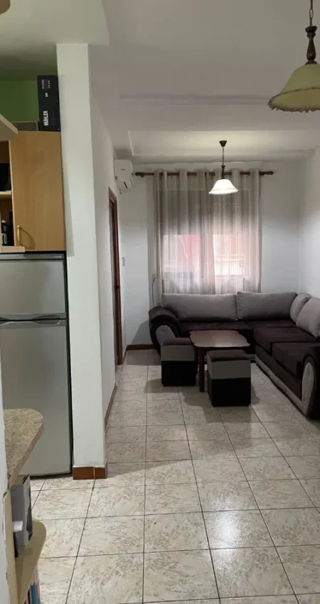 Tirane, jepet me qera apartament 1+1 Kati 4, 50 m² 500 € (Rruga Myslym Shyri)