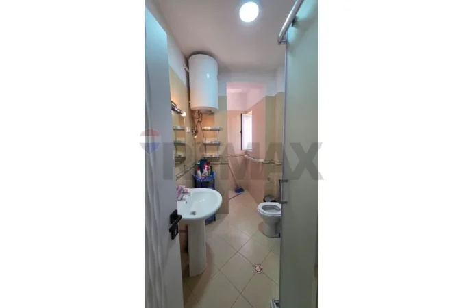 Shqiperi, jepet me qera apartament 1+1 , (Komuna Parisit)