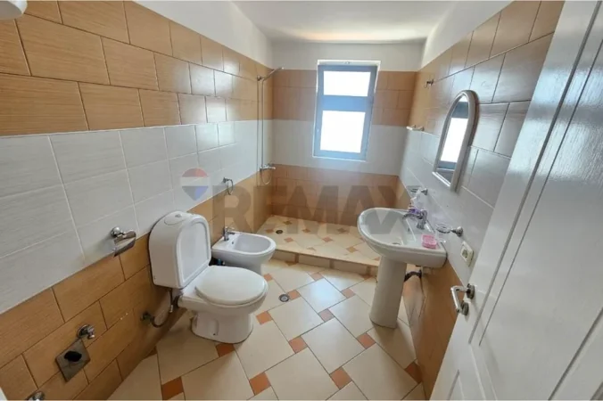 Tirane, jepet me qera apartament 2+1 , (Komuna Parisit)