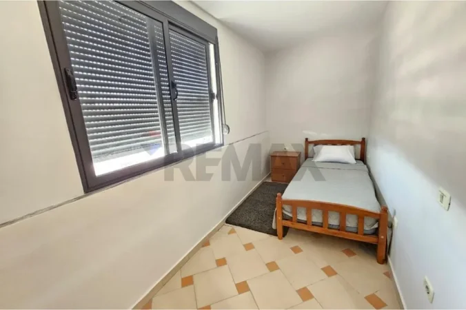 Tirane, jepet me qera apartament 2+1 , (Komuna Parisit)
