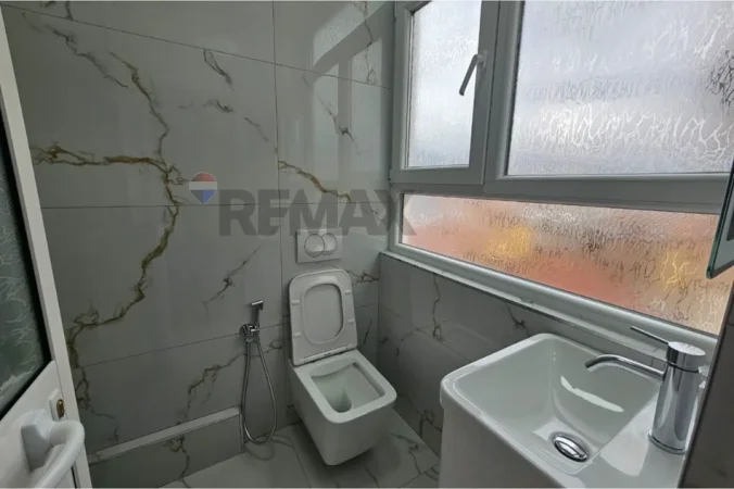 Tirane, jepet me qera apartament 2+1 , 90 m² 