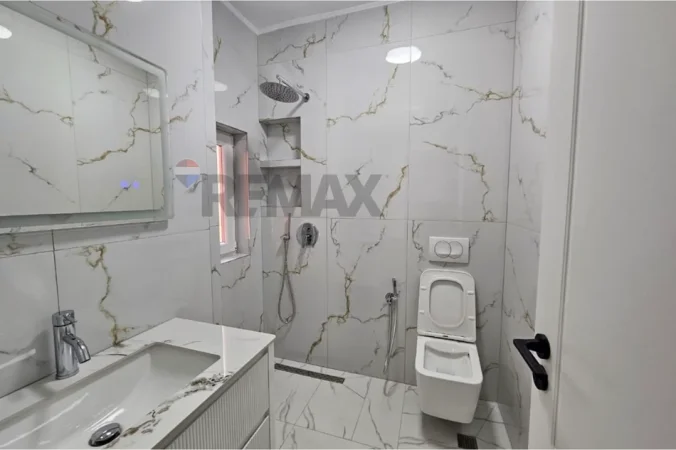 Tirane, jepet me qera apartament 2+1 , 90 m² 