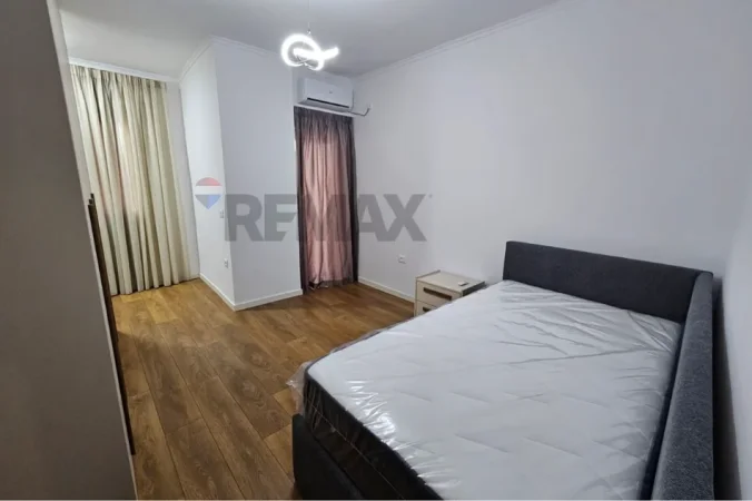 Tirane, jepet me qera apartament 2+1 , 90 m² 