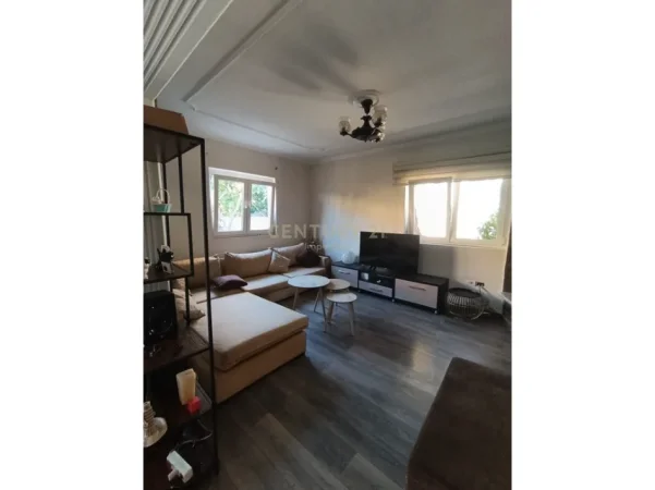 Tirane, jepet me qera apartament 3+1+Ballkon Kati 2, 486 m² 1.100 € (kombinat tek otp)