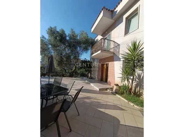 Tirane, jepet me qera apartament 3+1+Ballkon Kati 2, 486 m² 1.100 € (kombinat tek otp)