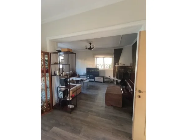 Tirane, jepet me qera apartament 3+1+Ballkon Kati 2, 486 m² 1.100 € (kombinat tek otp)