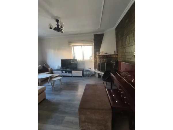 Tirane, jepet me qera apartament 3+1+Ballkon Kati 2, 486 m² 1.100 € (kombinat tek otp)