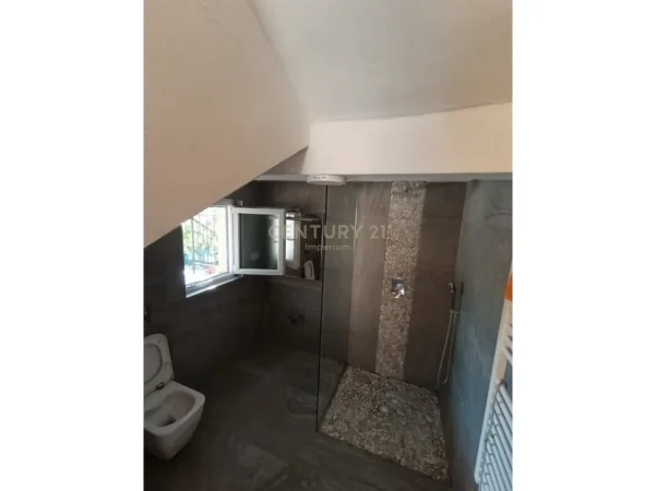 Tirane, jepet me qera apartament 3+1+Ballkon Kati 2, 486 m² 1.100 € (kombinat tek otp)