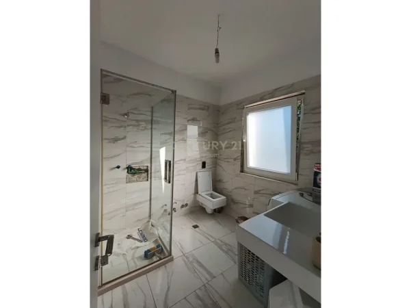 Tirane, jepet me qera apartament 3+1+Ballkon Kati 2, 486 m² 1.100 € (kombinat tek otp)