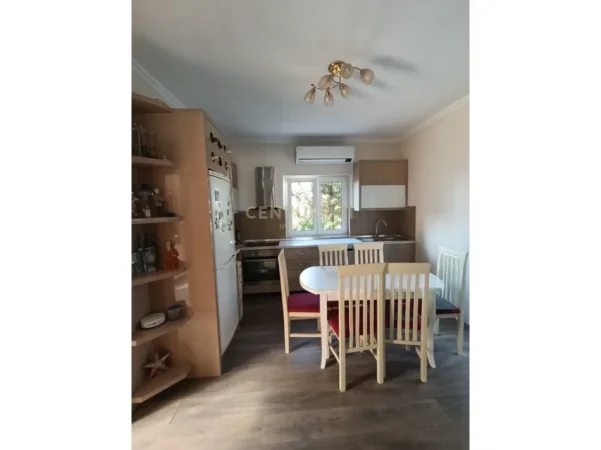 Tirane, jepet me qera apartament 3+1+Ballkon Kati 2, 486 m² 1.100 € (kombinat tek otp)