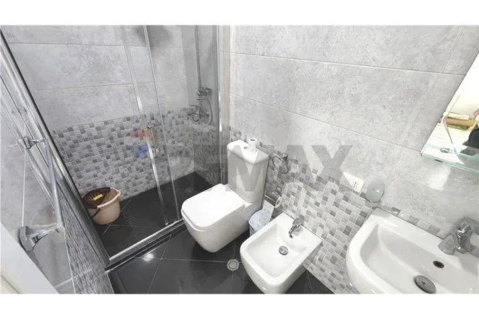 Tirane, jepet me qera apartament 2+1 , 