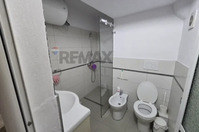 Tirane, jepet me qera apartament 2+1 , 