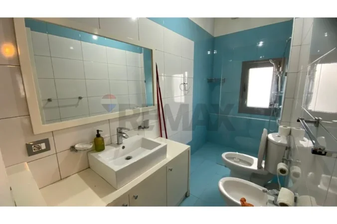 Tirane, jepet me qera apartament 2+1 , (Pazari i ri)