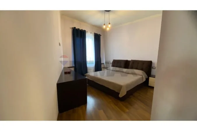 Tirane, jepet me qera apartament 2+1 , (Pazari i ri)