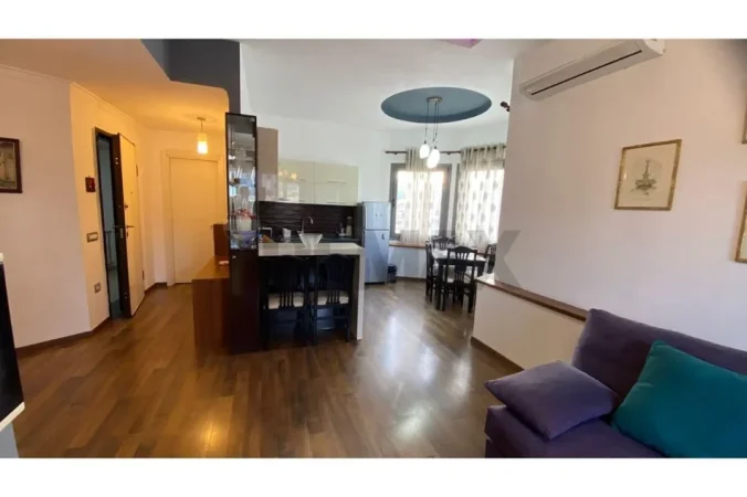 Tirane, jepet me qera apartament 2+1 , (Pazari i ri)