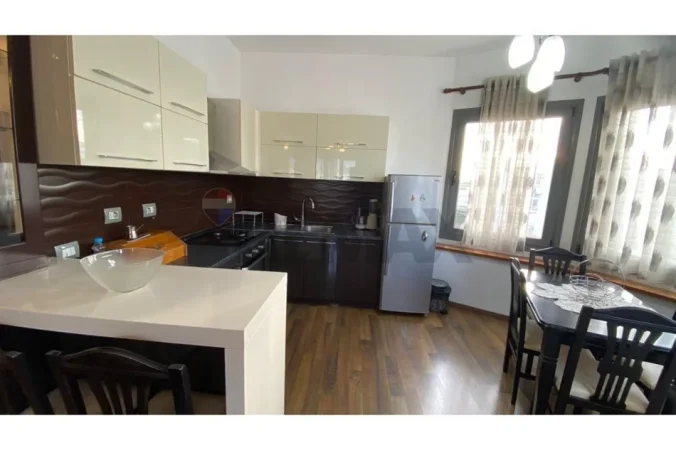 Tirane, jepet me qera apartament 2+1 , (Pazari i ri)