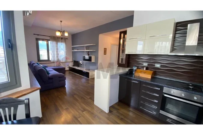 Tirane, jepet me qera apartament 2+1 , (Pazari i ri)