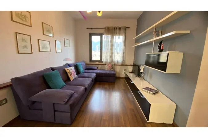 Tirane, jepet me qera apartament 2+1 , (Pazari i ri)