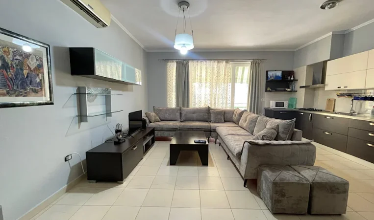 Tirane, jepet me qera apartament 2+1 Kati 1, 116 m² 700 € 