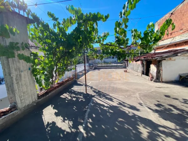 Shitet, Shtëpi Private, Sauk, Tiranë. 0696069906