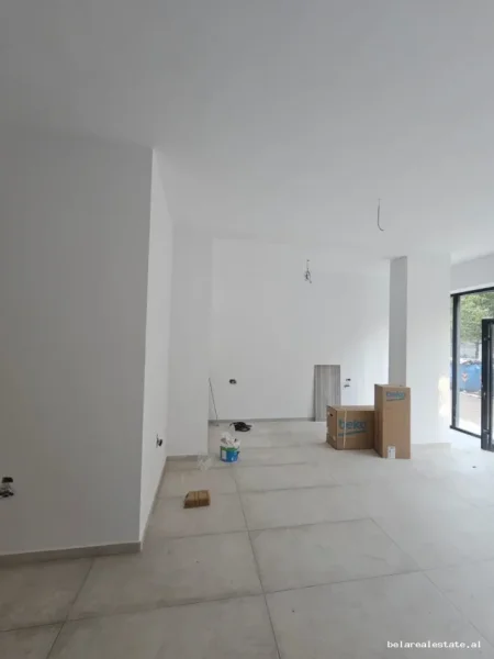 Tirane, jepet me qera dyqan Kati 0, 48 m² 470 € (jordan misja)