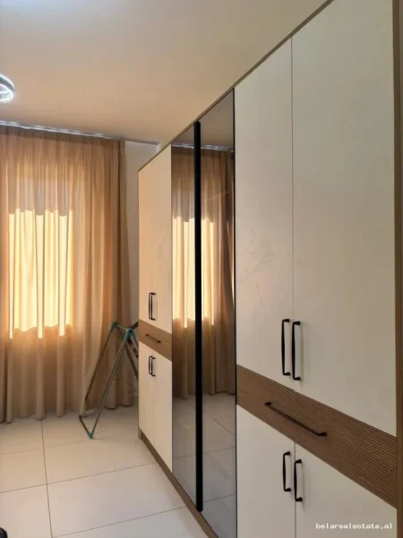 Tirane, jepet me qera apartament 1+1+Ballkon Kati 5, 74 m² 520 € (paskuqan)