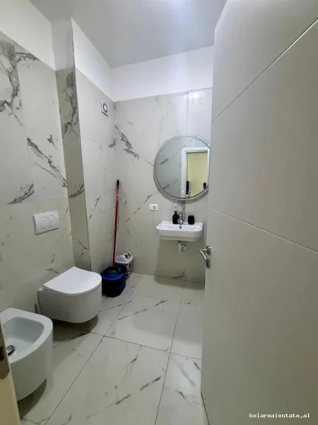 Tirane, jepet me qera apartament 1+1+Ballkon Kati 5, 74 m² 520 € (paskuqan)