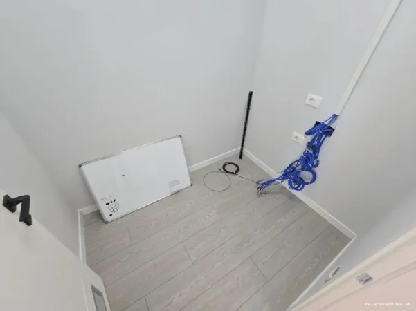 Tirane, jepet me qera zyre Kati 2, 400 m² 5.200 € (rruga e dibres)