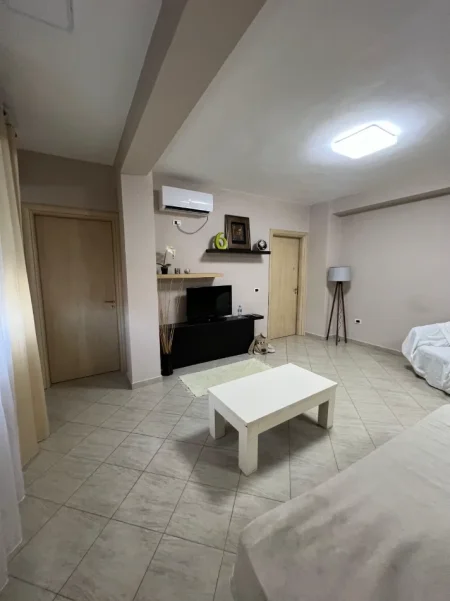 Tirane, jepet me qera apartament 2+1 Kati 4, 70 m² 680 € 