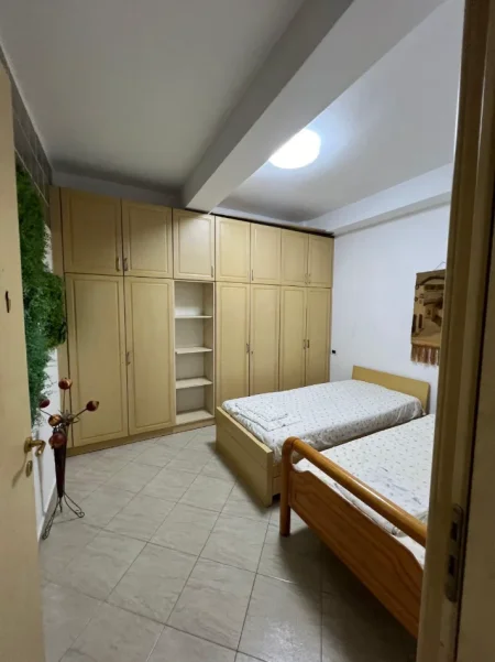 Tirane, jepet me qera apartament 2+1 Kati 4, 70 m² 680 € 