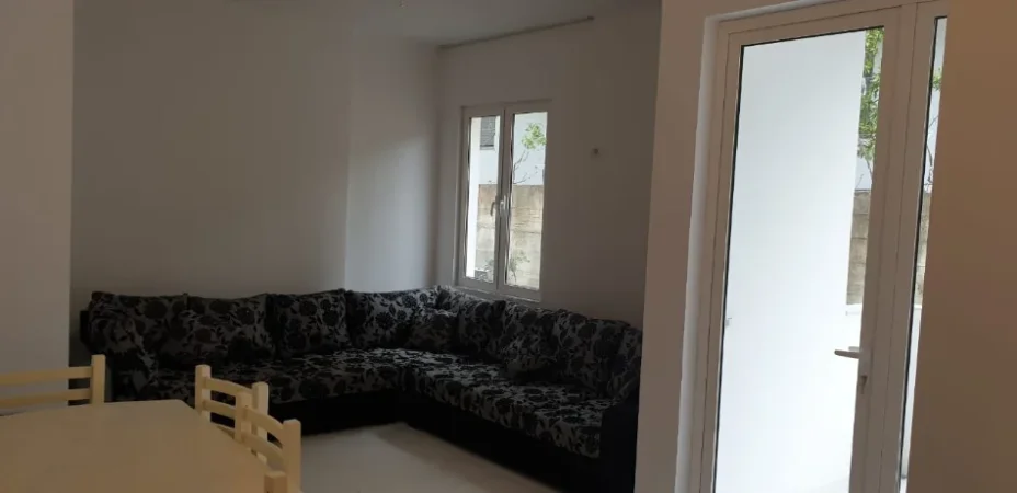 Tirane, shitet apartament 1+1+Ballkon Kati 1, 59 m² (Rruga Tre Vellezerit Kondi)