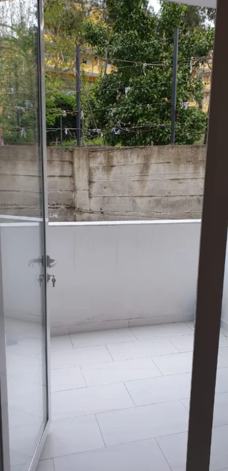 Tirane, shitet apartament 1+1+Ballkon Kati 1, 59 m² (Rruga Tre Vellezerit Kondi)